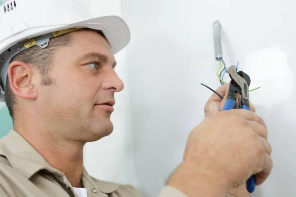 Arbeiter Repariert Dübel Mit Einem Schraubenzieher — Stockfoto