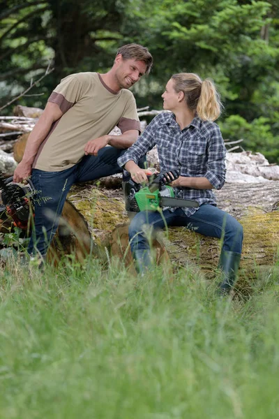 Couple Dans Les Bois Avec Des Tronçonneuses — Photo