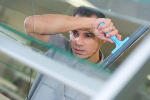 Detergente Finestre Che Guarda Giù Attraverso Vetro Con Espressione Stanca — Foto Stock