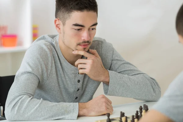 Πορτρέτο Του Δύο Νεαρός Άνδρας Παίζοντας Σκάκι — Φωτογραφία Αρχείου