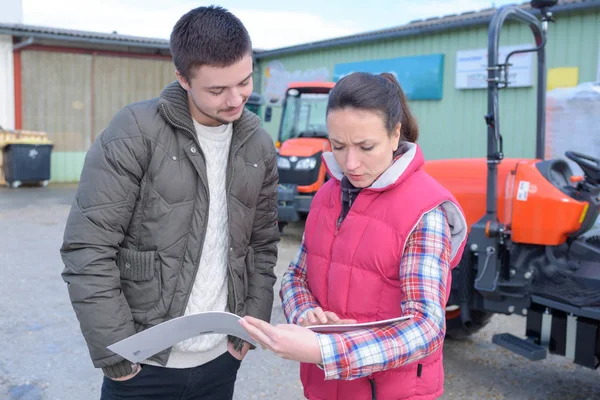 Verkäuferin Überzeugt Jungen Landwirt Vom Kauf Neuer Landmaschinen — Stockfoto