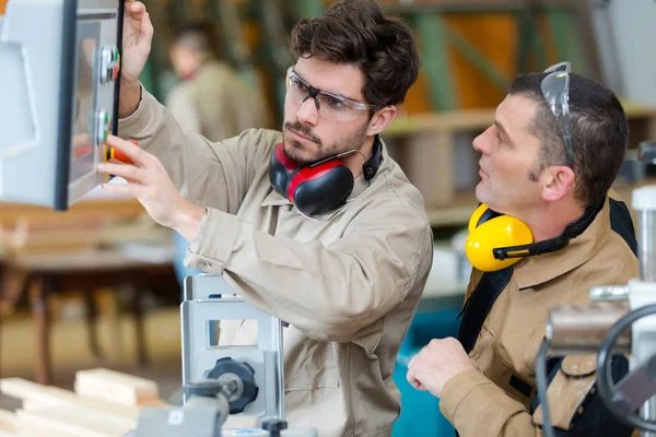 Workmenna Styrning Maskiner Fabriken — Stockfoto