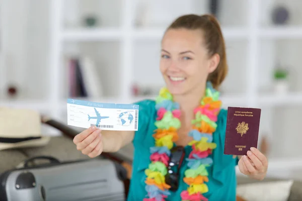 Close Van Het Meisje Met Paspoorten Instapkaarten — Stockfoto