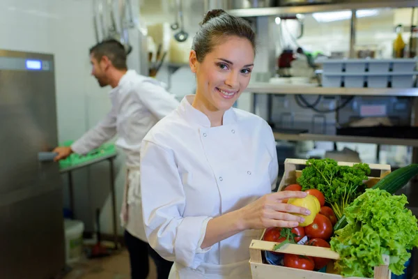 快乐的女厨师拿着篮子蔬菜 — 图库照片
