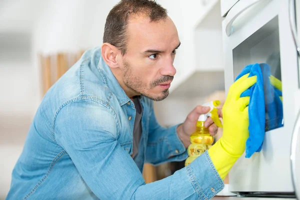 Man Reinigt Oven Mens — Stockfoto