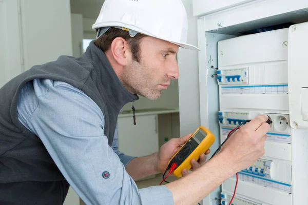 Uomo Che Lavora Utilizzando Concetto Elettricista Multimetro — Foto Stock