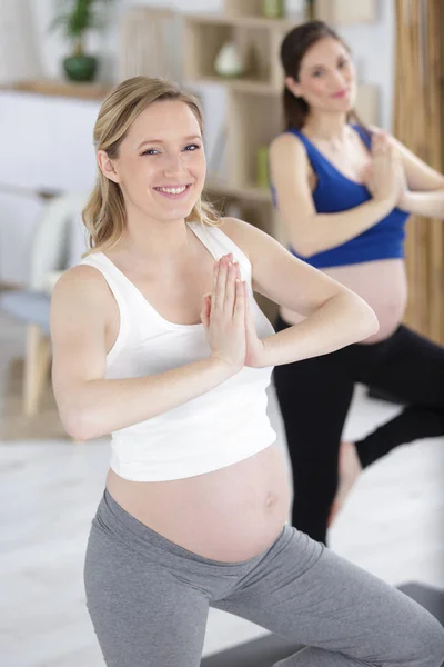 Glückliche Schwangere Bereiten Sich Auf Die Wehen Vor Glückliche Mutterschaft — Stockfoto