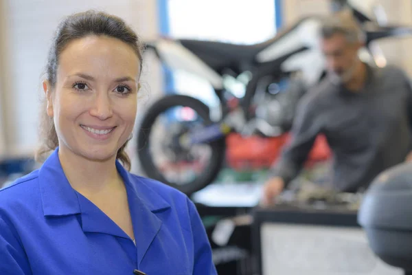 Femme Mécanicien Moto Femme — Photo