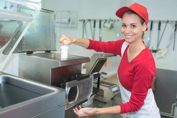 Cocinera Sonriente Preparando Sándwiches — Foto de Stock