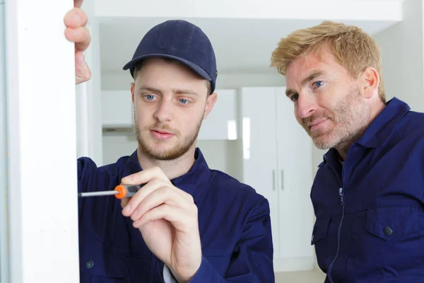 Lärling Handlare Med Hjälp Skruvmejsel Handledare Titta — Stockfoto