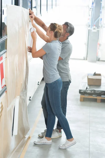 Lavoratori Che Coprono Lato Del Bus Respray — Foto Stock