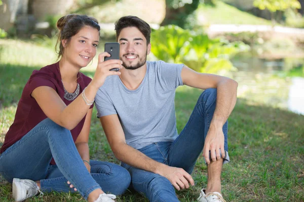 Mladý Pár Selfie Parku — Stock fotografie