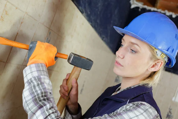 Mujer Clavando Clavos Pared — Foto de Stock