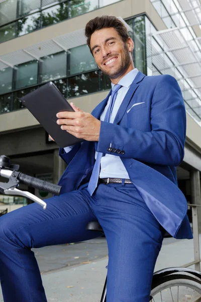 Hombre Negocios Con Tableta Aire Libre — Foto de Stock