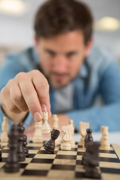 Junger Mann Und Schach — Stockfoto