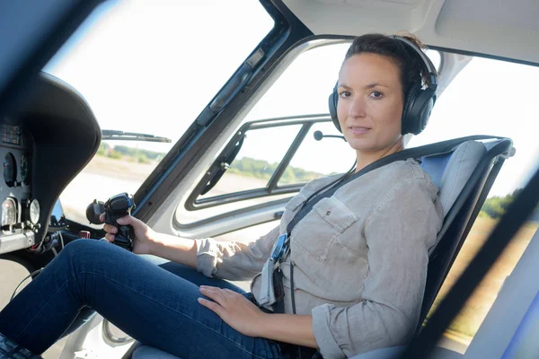 Leende Kvinnlig Pilot Och Kvinna — Stockfoto