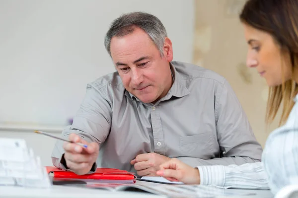 Due Uomini Affari Che Lavorano Insieme — Foto Stock