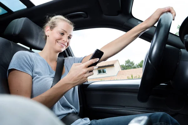 Frau Steuer Und Sms Auf Handy — Stockfoto