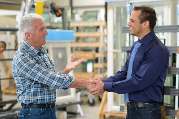 Vendedor Trabajador Estrechando Las Manos Fábrica —  Fotos de Stock