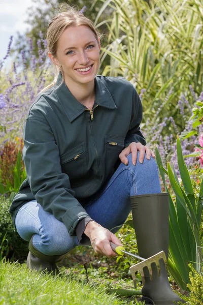 Uma Mulher Loira Sorridente Jardinagem — Fotografia de Stock