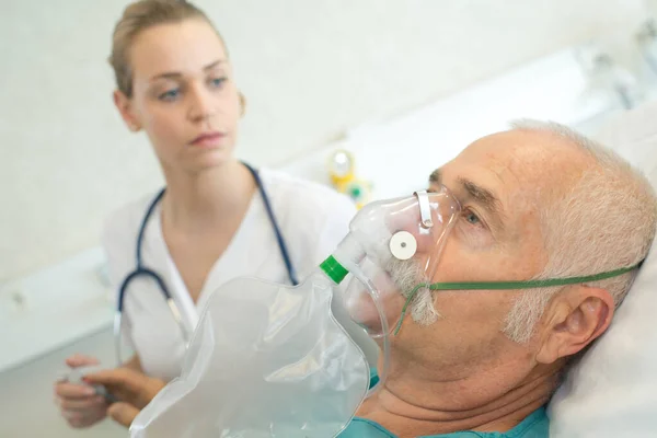 Sjuksköterska Observera Patienten Bär Syrgasmask — Stockfoto