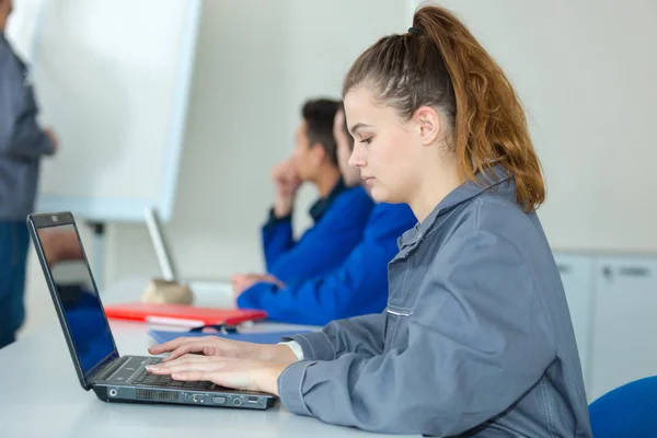 Joven Aprendiz Overol Usando Laptop Clase — Foto de Stock