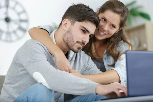 家庭でノートパソコンを使う幸せなカップルは — ストック写真
