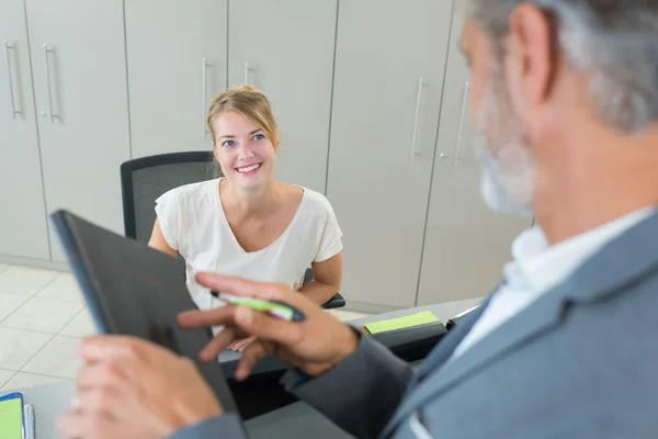 Chefe Feliz Secretária Mulher Bem Sucedida Trabalho Equipe — Fotografia de Stock