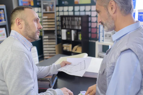 Hardwarer Winkel Werknemer Met Ambachtsman Koper — Stockfoto