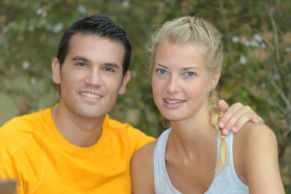 Young Happy Couple Outdoors Portrait — Stock Photo, Image