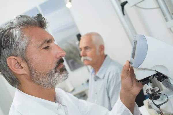 Optometrista Haciendo Pruebas Visión —  Fotos de Stock