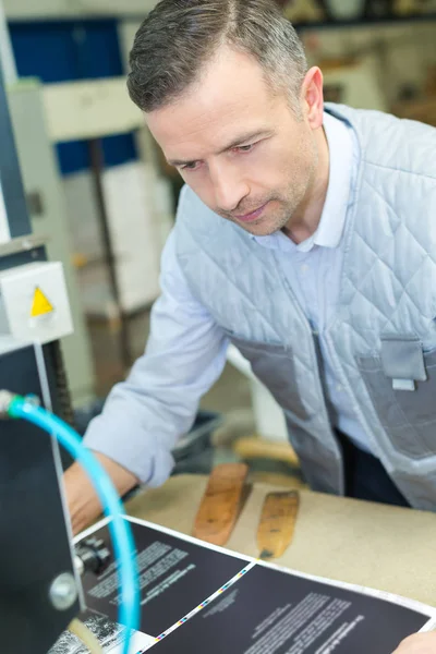 Uomo Che Lavora Nella Stampa Della Fabbrica Stampa — Foto Stock