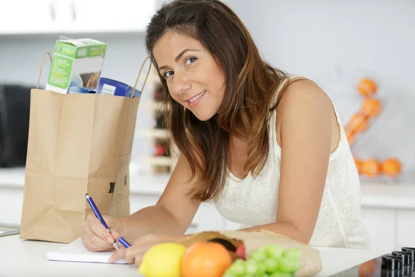Eine Frau Checkt Einkaufsliste — Stockfoto
