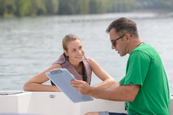 Sie Lernt Wasserski — Stockfoto