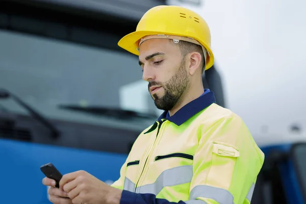 Uomo Che Indossa Hardhat Utilizzando Smartphone — Foto Stock