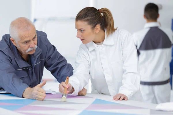 Aprendiz Pintura Comercial Haciendo Diseño Geométrico Triangular —  Fotos de Stock