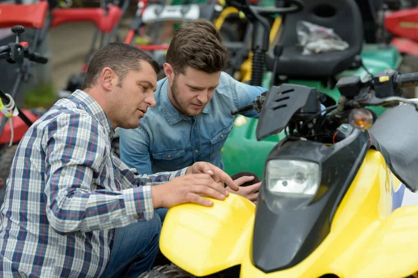 Dos Hombres Revisando Quad — Foto de Stock