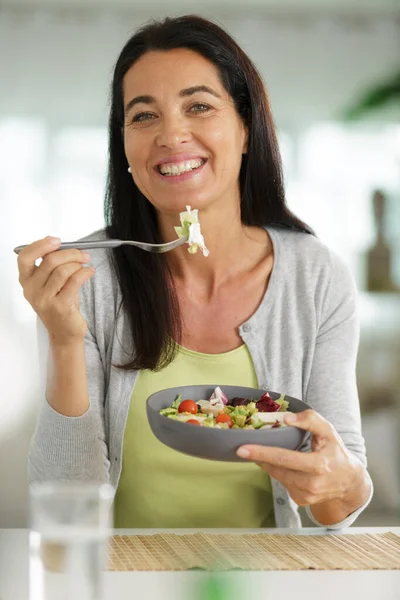 Χαμογελαστή Γυναίκα Που Τρώει Σαλάτα — Φωτογραφία Αρχείου