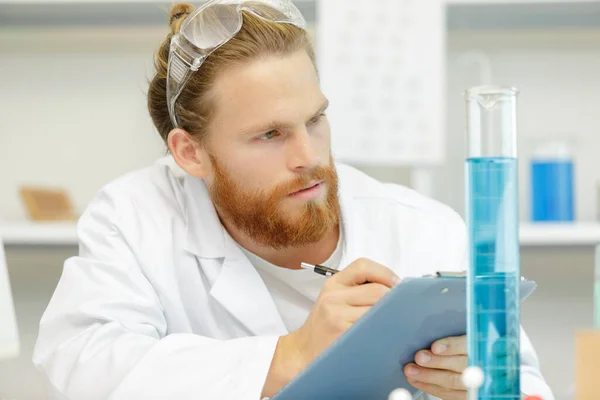 Männlicher Wissenschaftler Bei Der Arbeit Modernen Biologischen Labor — Stockfoto