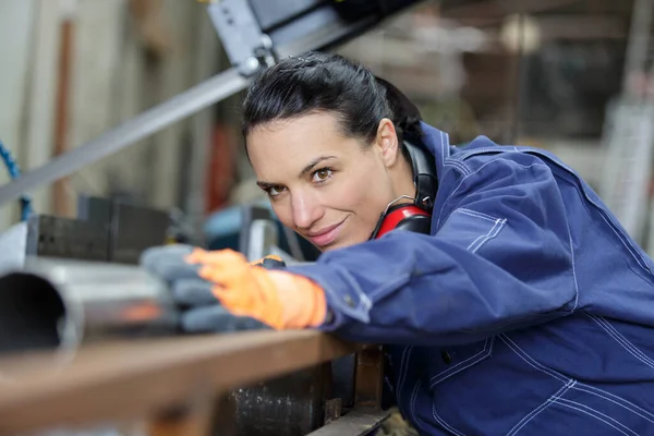 Smily Frau Arbeitet Mit Maschine Der Industrie — Stockfoto