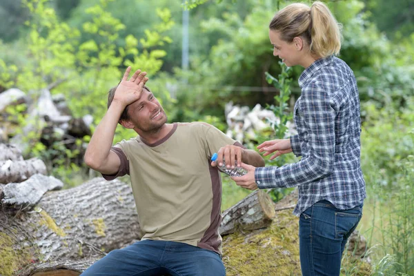 Couple Voyageurs Eau Potable Dans Forêt — Photo