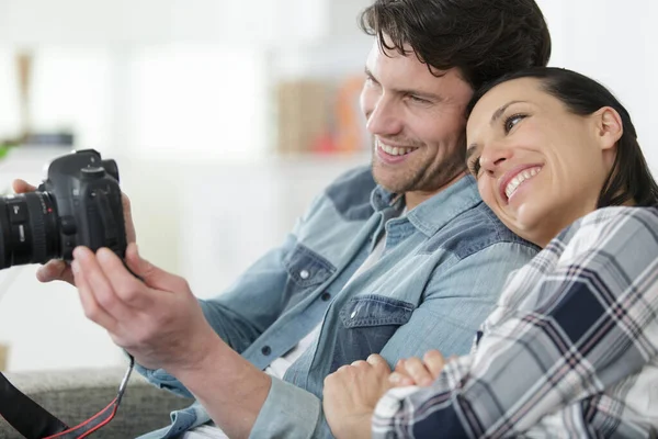 Alegre Pareja Tomando Selfie Con Una Cámara —  Fotos de Stock