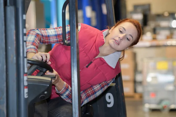 Vrouwelijke Fork Lift Truck Driver Fabriek — Stockfoto