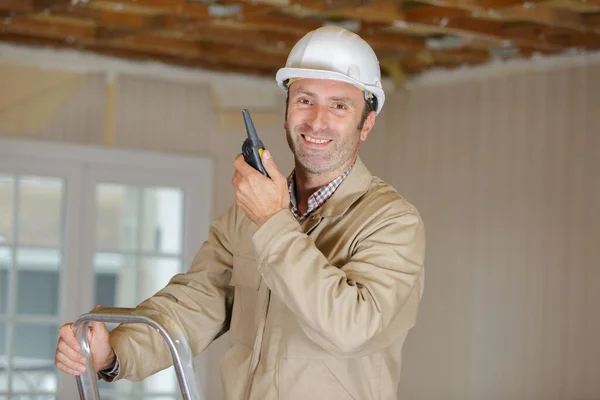 头戴硬礼帽 手持对讲机的男性建筑工人 — 图库照片