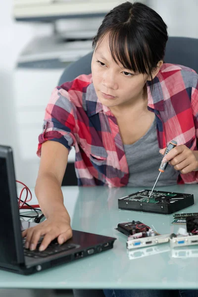 Vrouw Tijdens Reparatie Van Laptop — Stockfoto