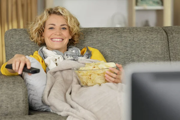 Frau Isst Popcorn Auf Sofa — Stockfoto