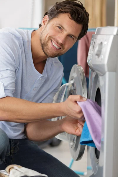 Gelukkig Man Laden Van Vuile Handdoeken Wasmachine — Stockfoto