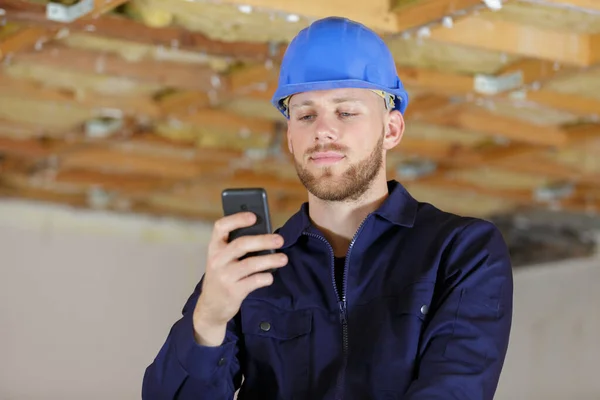 Homem Construtor Grava Algo Telefone — Fotografia de Stock