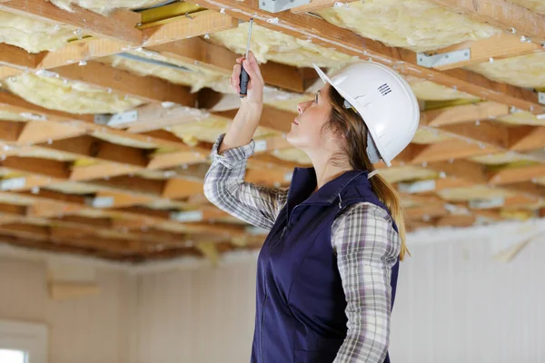 Ritratto Una Donna Che Lavora Sul Soffitto — Foto Stock