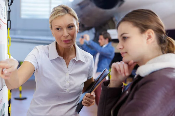 Gestionnaire Discuter Avec Une Apprentie Dans Hangar — Photo